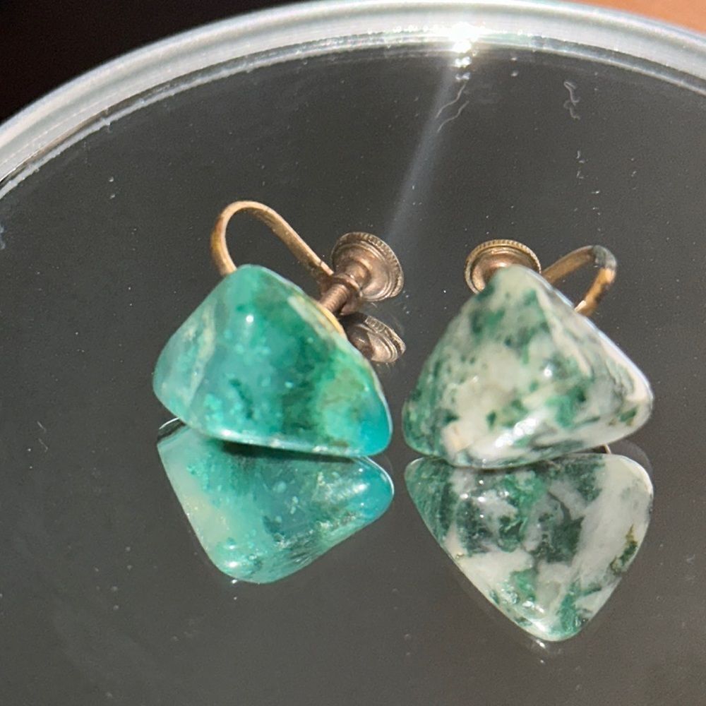 Vintage triangle green mottled‎ stone screw back earrings